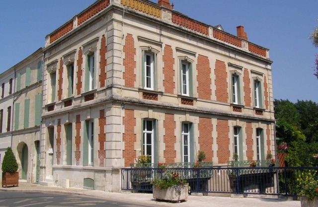Beautiful whole large house to rent in Pons 5 large double bedrooms, 4 bathrooms