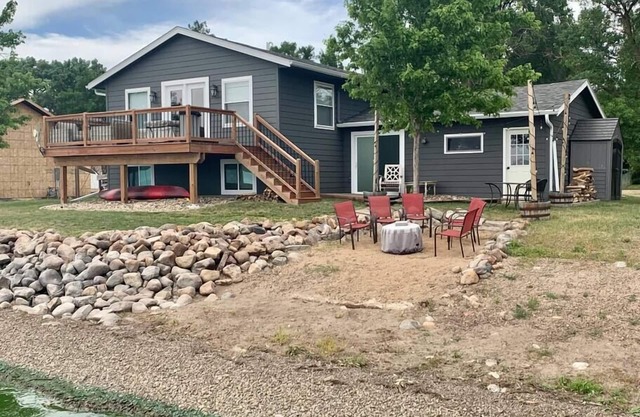 Beautiful year round lake home! Sleeps 8 comfortably!