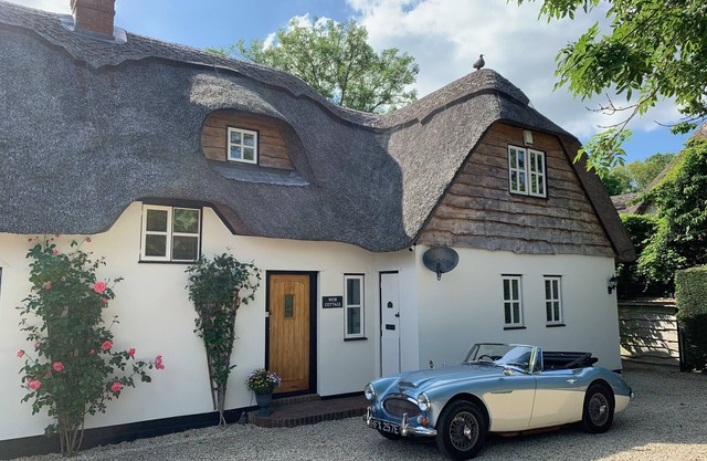 Beautifully Appointed Riverside Thatched Cottage. Town Centre, Yet Secluded
