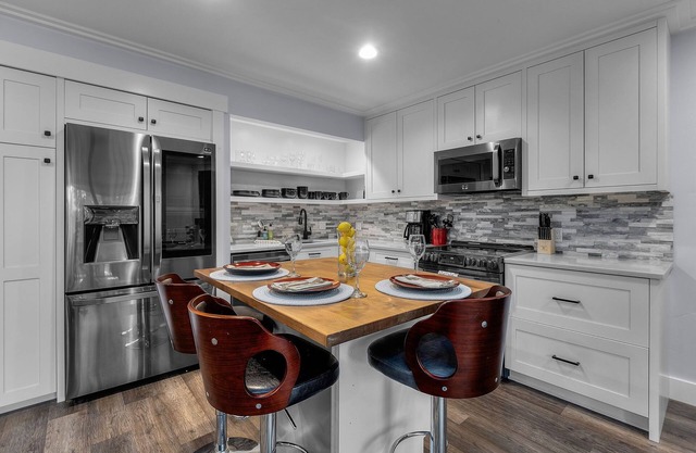 Beautifully Appointed Condo 1st Floor Condo with Resort Amenities, Deck