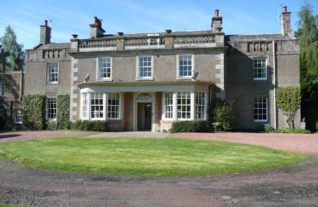 Beautifully Appointed Apartment on edge of Edinburgh
