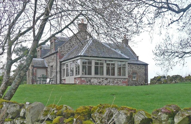 Beautifully appointed detached cottage commanding uninterrupted views towards the Lomond Hills.