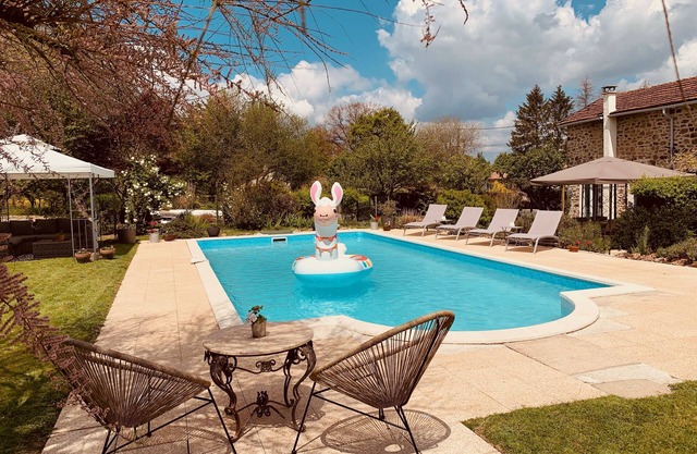 Beautifully converted stable with in-ground pool