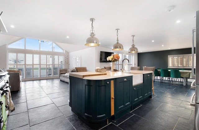 Beautifully Extended Family Cottage !