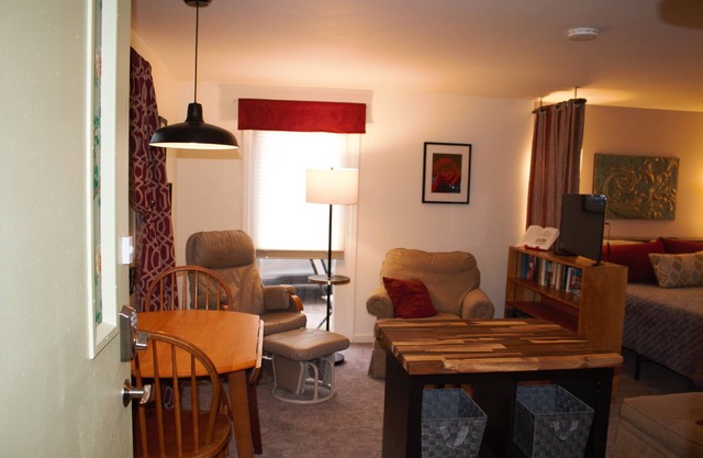 Beautifully furnished Studio with AC and WiFi in fantastic Salem