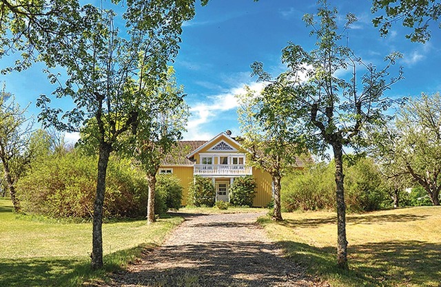 Beautifully located cottage with spacious outdoor areas and a beautiful garden.