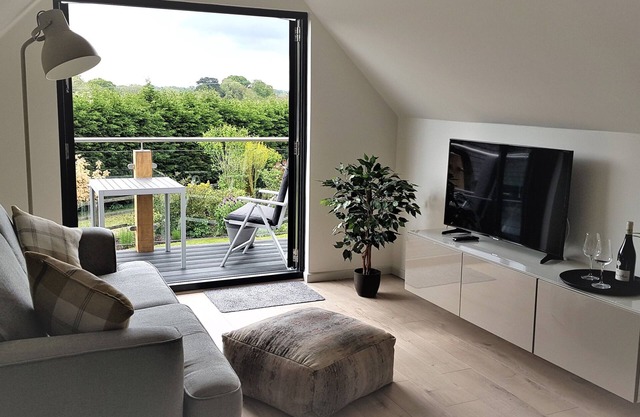 Beautifully presented, countryside, self-contained, 1-bed apartment
