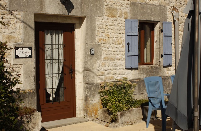 Beautifully restored former stable with pool, convenient location