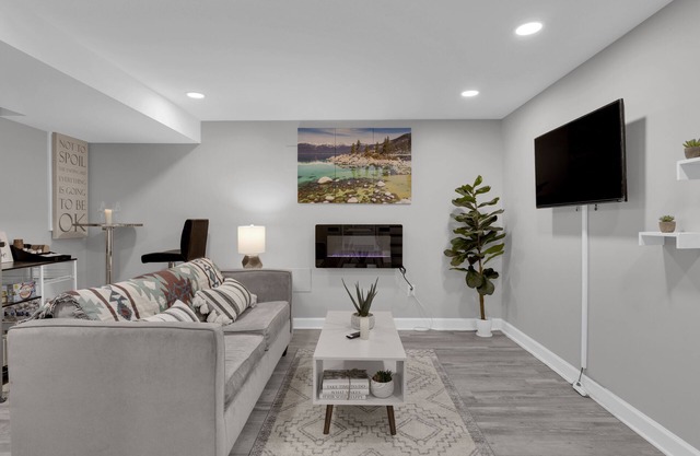 Beautifully Renovated! Cozy Modern Suite w/Free Parking