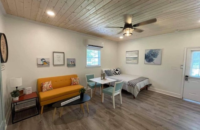 Beautifully Renovated Studio 2 miles from the Marina