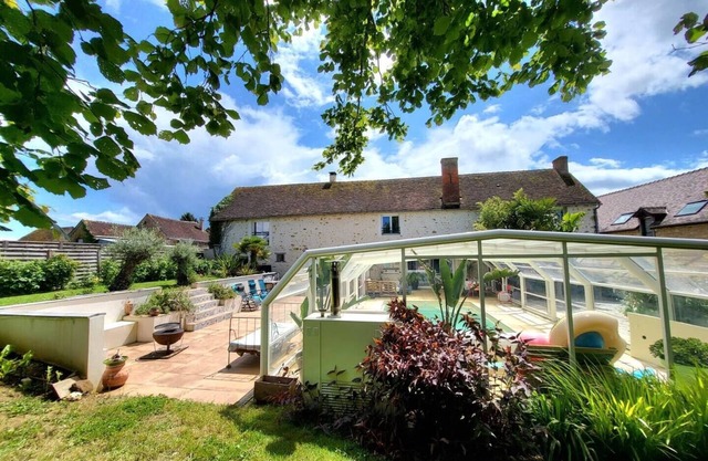 Beautifully renovated barn, covered/heated swimming pool, close to activities and 24-hour circuit.