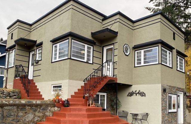 Beautifully renovated heritage home 2 Bedroom Sleeps 4