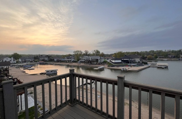 Beautifully renovated lake house - sleeps up to 18!