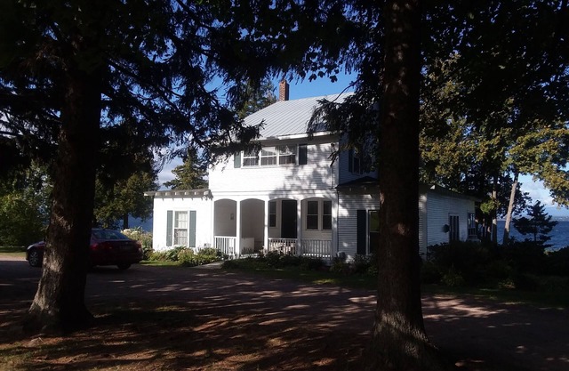Beautifully Restored Farmhouse On Lake Champlain