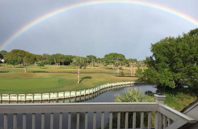 Beautifully updated villa! Walk to beach, pools, golf, amenity cards!