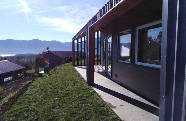 Beauty Cabin in amazing spot, surrounded by countryside and the best lake view.