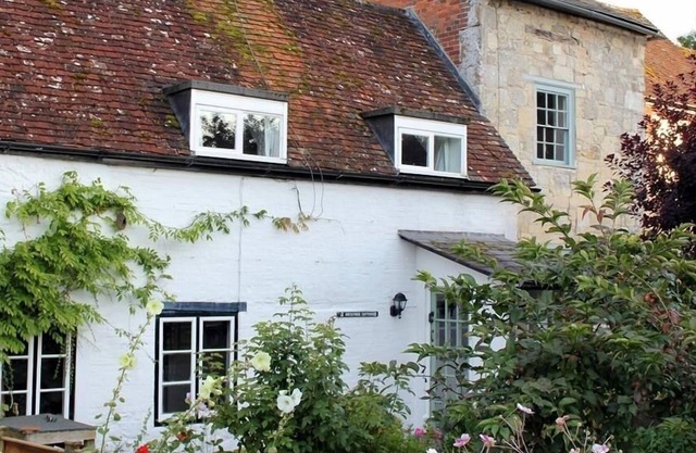 BECKFORD COTTAGE, pet friendly, with open fire in Salisbury