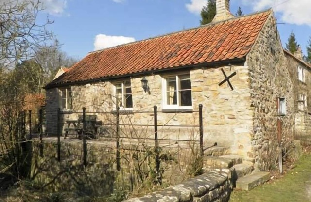 BECKSIDE, luxury holiday cottage, with a garden in Lastingham