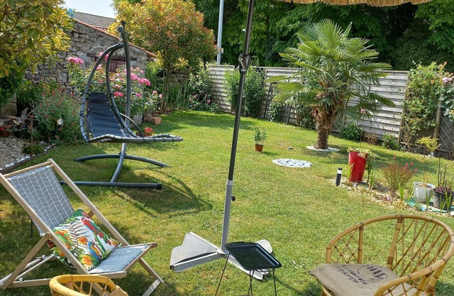 Bed and Breakfast 'Les Hirondelles' with Private Terrace, Shared Garden and Wi-Fi