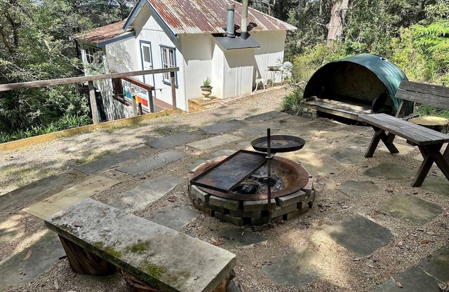 Bedford Cottage - Cosy mountain bush retreat.