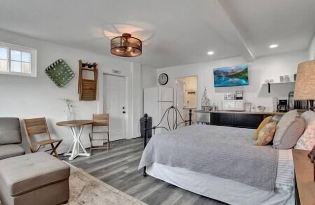 Bee & Bee Bungalow - Studio B&B downtown