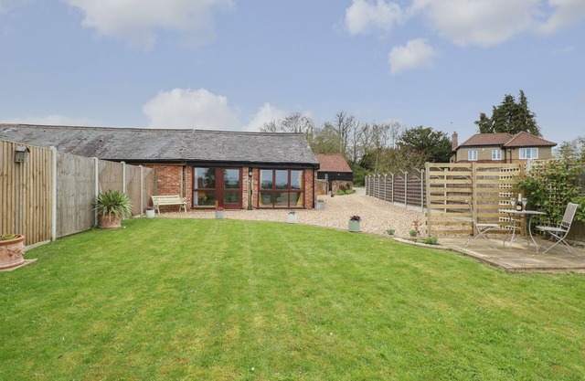 BEE HAPPY BARN, romantic, character holiday cottage in Acle