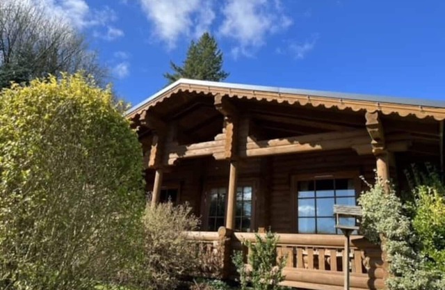 'Beech' Log cabin with hot tub