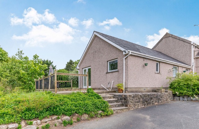 BEEFS PARK FARM ANNEXE, with a garden in Amroth