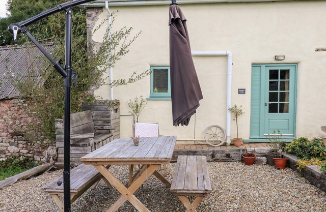 BEEKEEPER'S COTTAGE, pet friendly, with a garden in Pembroke