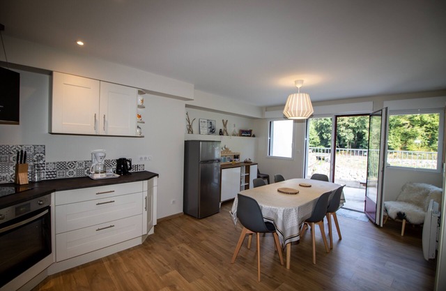 Bel Appartement Avec Terrasse au Cœur du Village