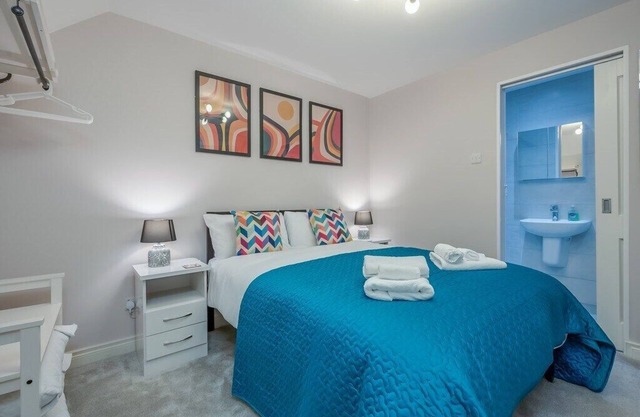 Belfast City Centre, modern 3 bed 3 bathroom + parking by StayByNumbers