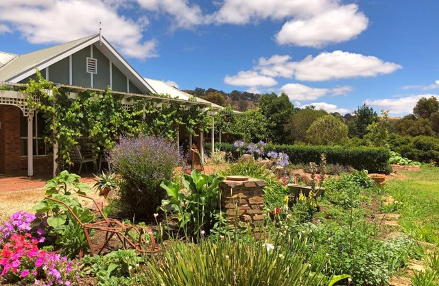 Belkampar Retreat - Authentic Farm Style Home - Perfect For Families and Large Groups!