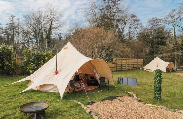 BELL TENT 3, romantic, character holiday cottage in Timsbury