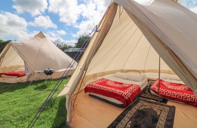 BELL TENT TWO, pet friendly, with hot tub in Dronfield