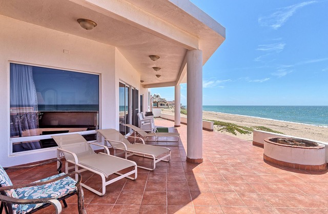 Bella Mareas: Mexican-inspired beachfront home w/views of the Sea of Cortez