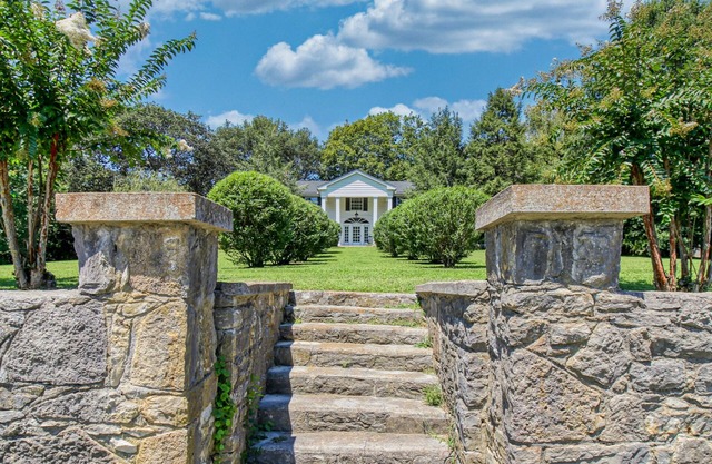 Bella Rose Estate - romantic luxury honeymoon destination near downtown