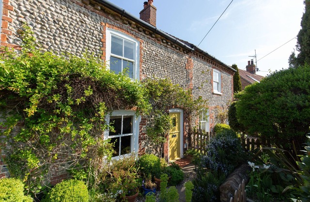 Bella's Cottage - a self catering cottage that sleeps 3 guests in 2 bedrooms