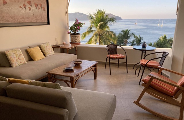 Bella Vista-Spectacular Views of Zihua Bay from 1-BR Condo above Madera Beach