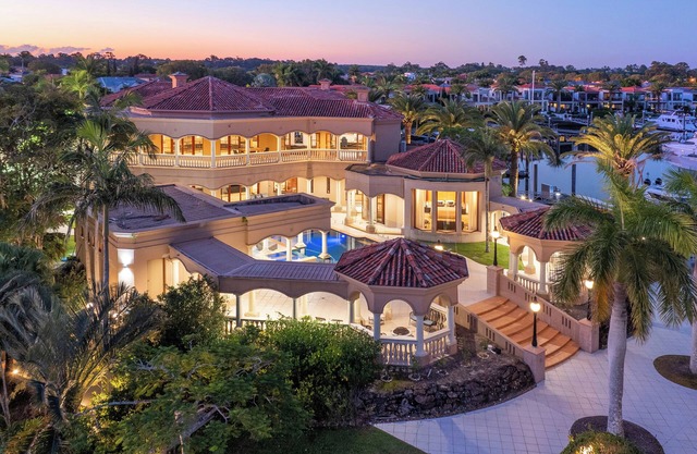 Bellagio Gold Coast/Luxury Mansion Waterfront