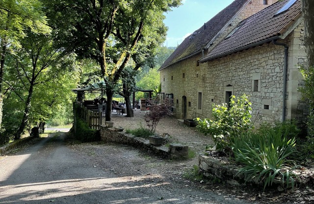 Belle Longère aux Abords du Célé, où Règnent Calme et Fraicheur