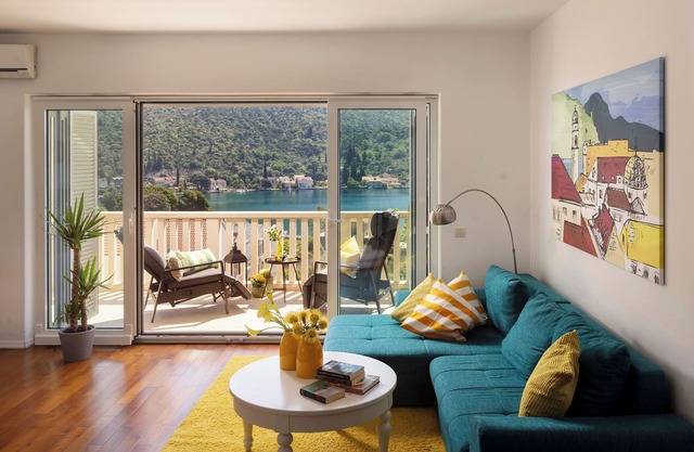 BELLEVUE MODERN INFINITY APARTMENT WITH SEA VIEW & PARKING PLACE