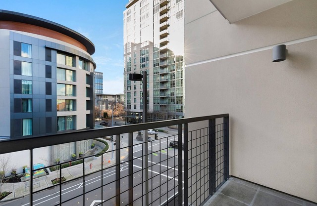 Bellevue Spacious 2BD 2BA Apartment