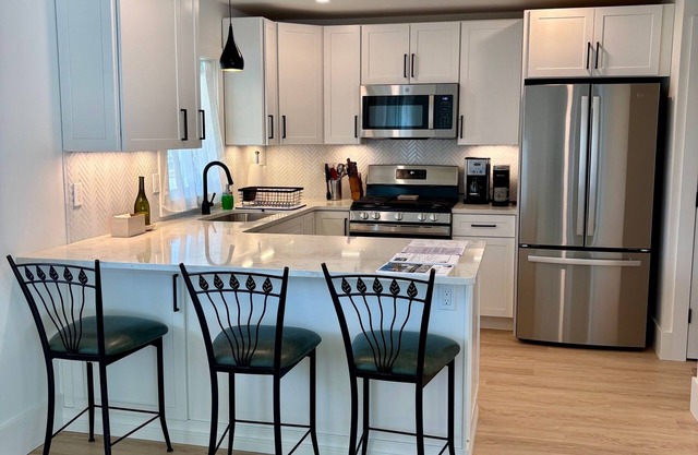 Belmar Beach Cottage - Private Backyard, BBQ, Outdoor Shower, AC, 2 Beach Badges