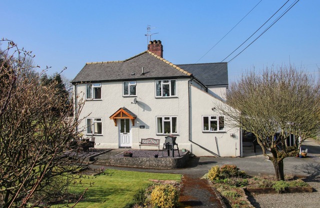 BELMONT BRIDGE, family friendly, character holiday cottage in Henlle