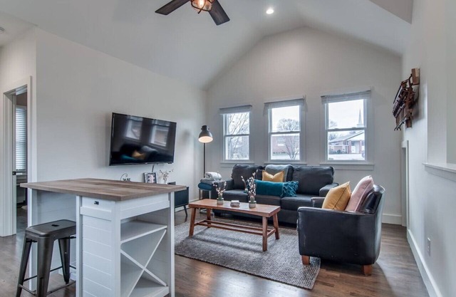 Belmont Loft Walk to 12S Shops & Eats, 2 Mi to Broadway