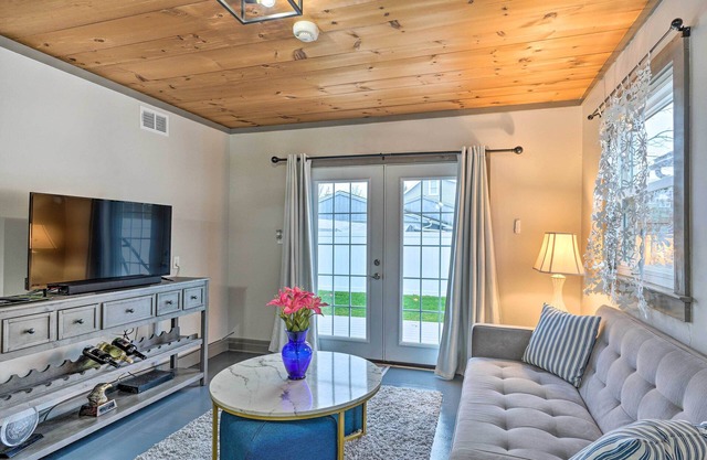 Bemus Point Vintage Suite w/Soaking Tub & Kitchen
