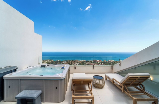 Benalmadena Luxury 4 Bed Apartment Jacuzzi