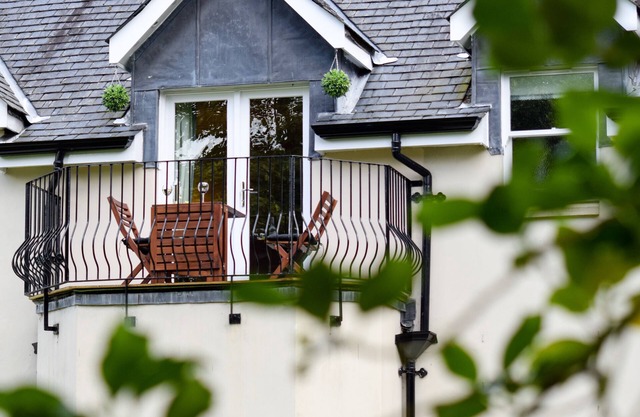 Benoch Lomond Castle - sleeps 4 guests in 2 bedrooms