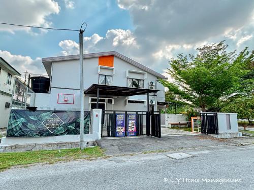 Bercham Landed CornerLot 6BR with Karaoke Set & BBQ