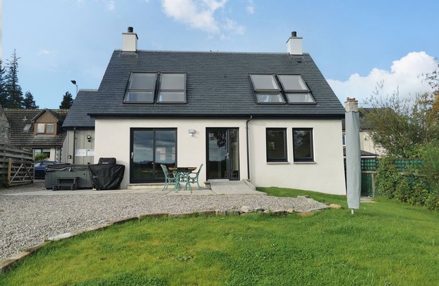 BERG COTTAGE, pet friendly, character holiday cottage in Tomintoul